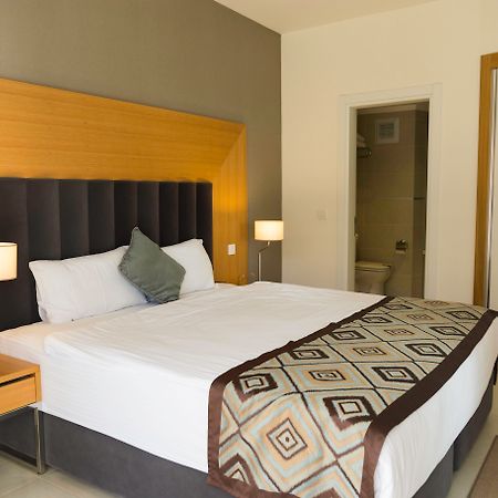 Ramada Resort Kusadasi & Golf Exterior foto A bedroom at the hotel