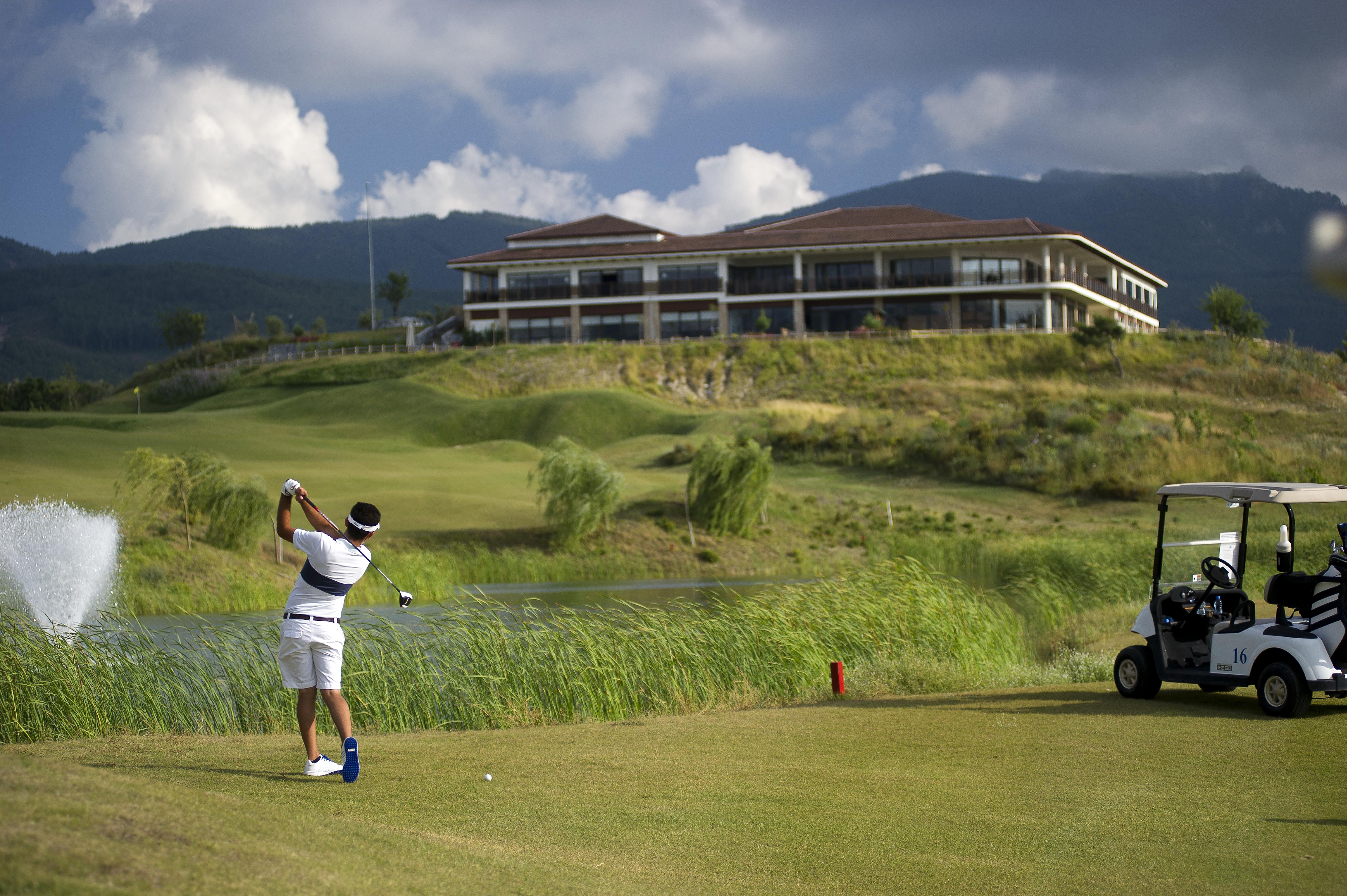 Ramada Resort Kusadasi & Golf Exterior foto Golf course in Lima, Peru