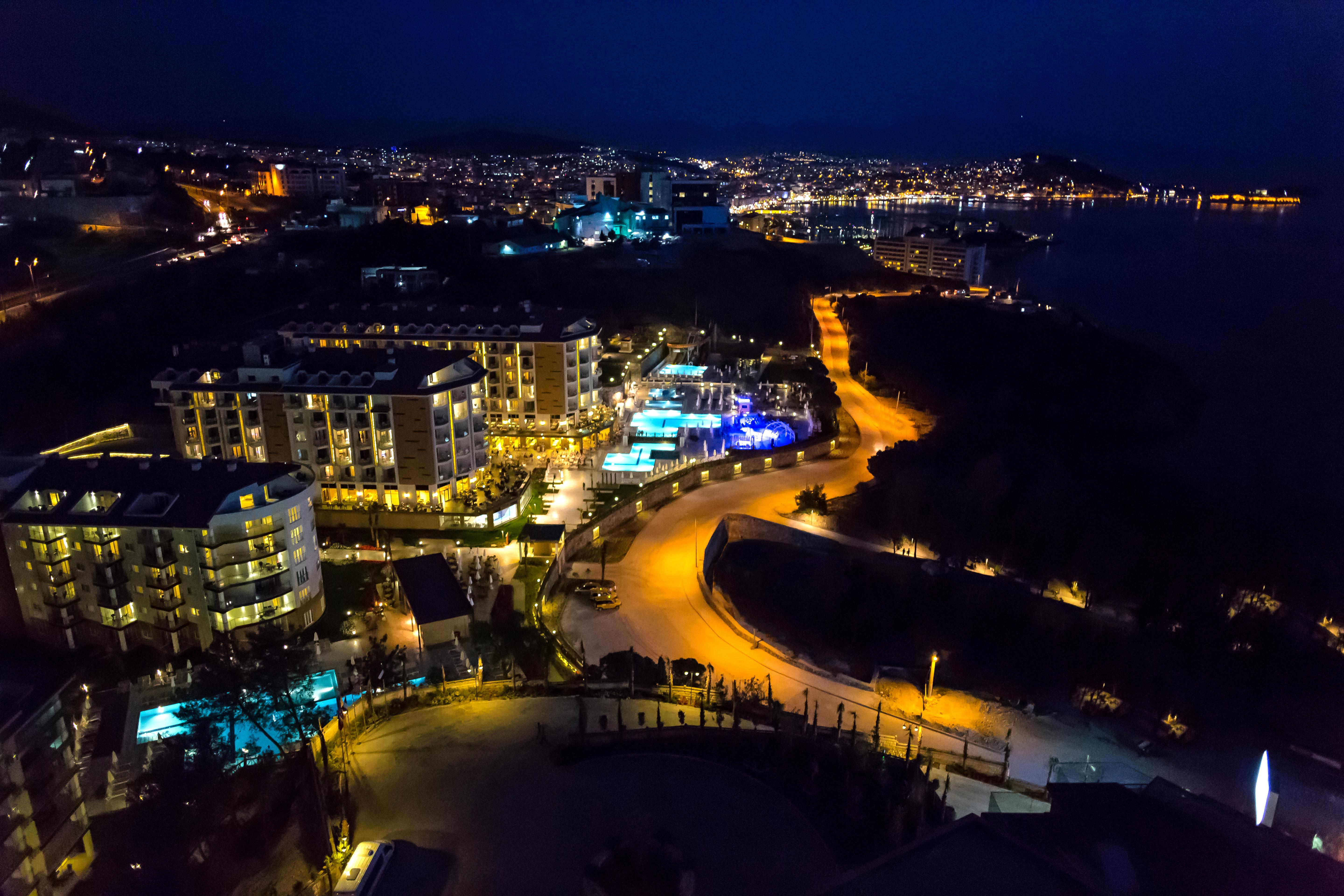 Ramada Resort Kusadasi & Golf Exterior foto Aerial view of the resort at night