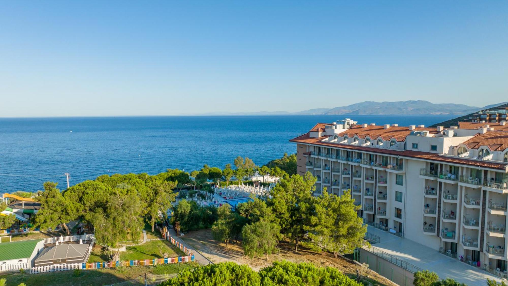 Ramada Resort Kusadasi & Golf Exterior foto A view of the Aegean Sea from the resort