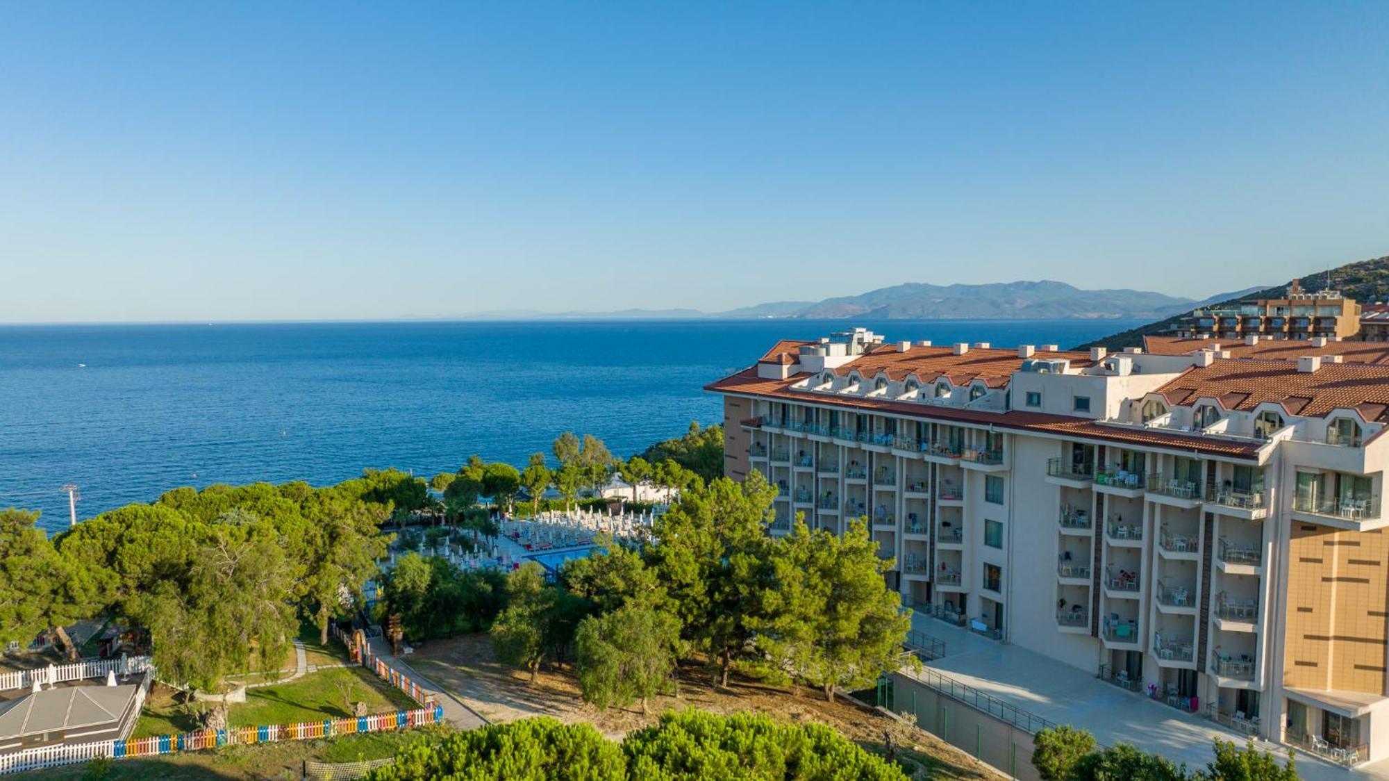 Ramada Resort Kusadasi & Golf Exterior foto View of the resort