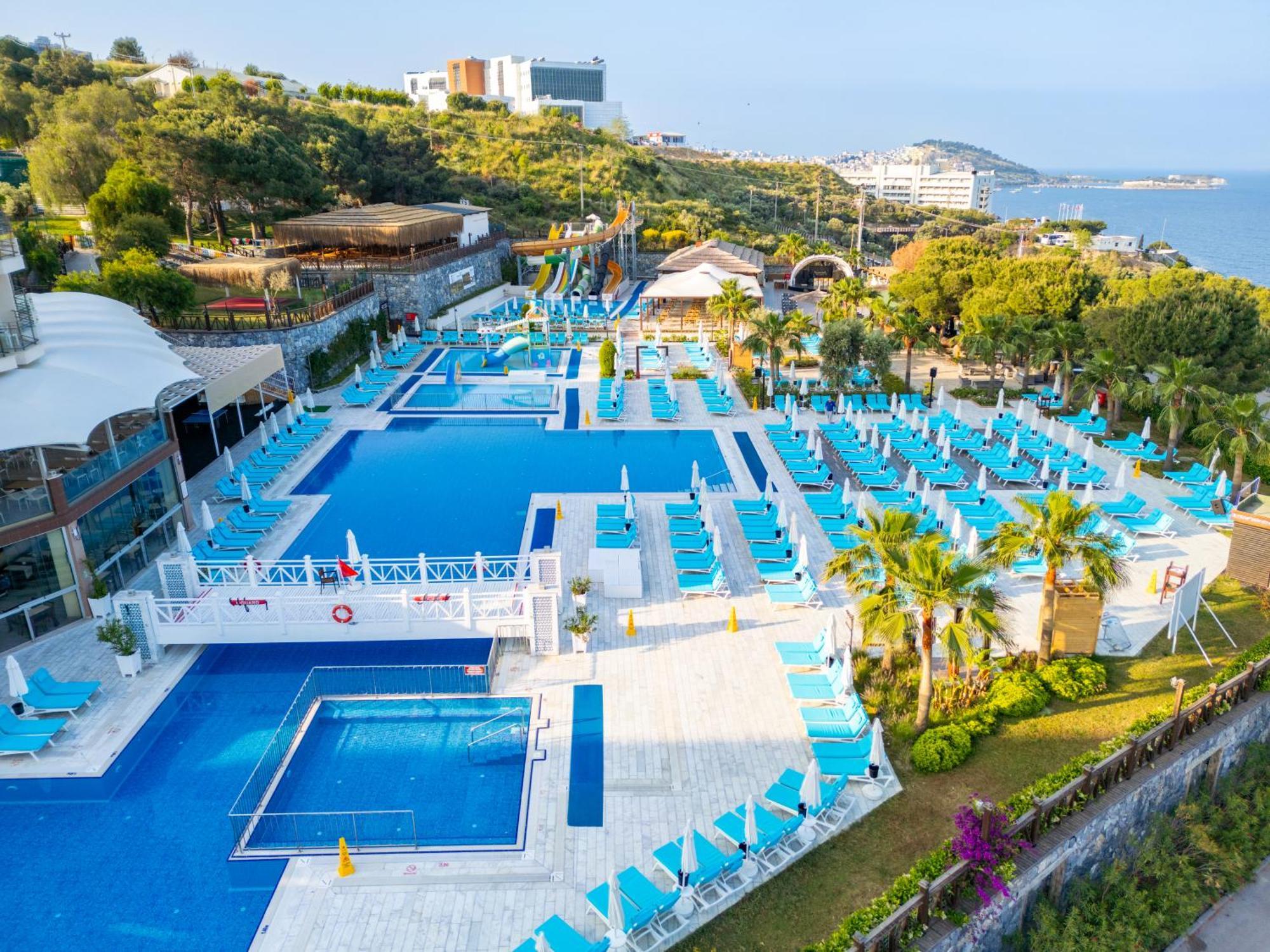 Ramada Resort Kusadasi & Golf Exterior foto Pool area