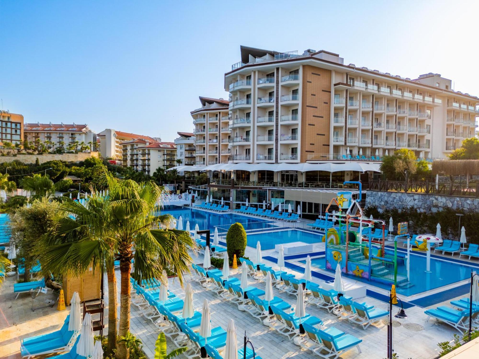 Ramada Resort Kusadasi & Golf Exterior foto