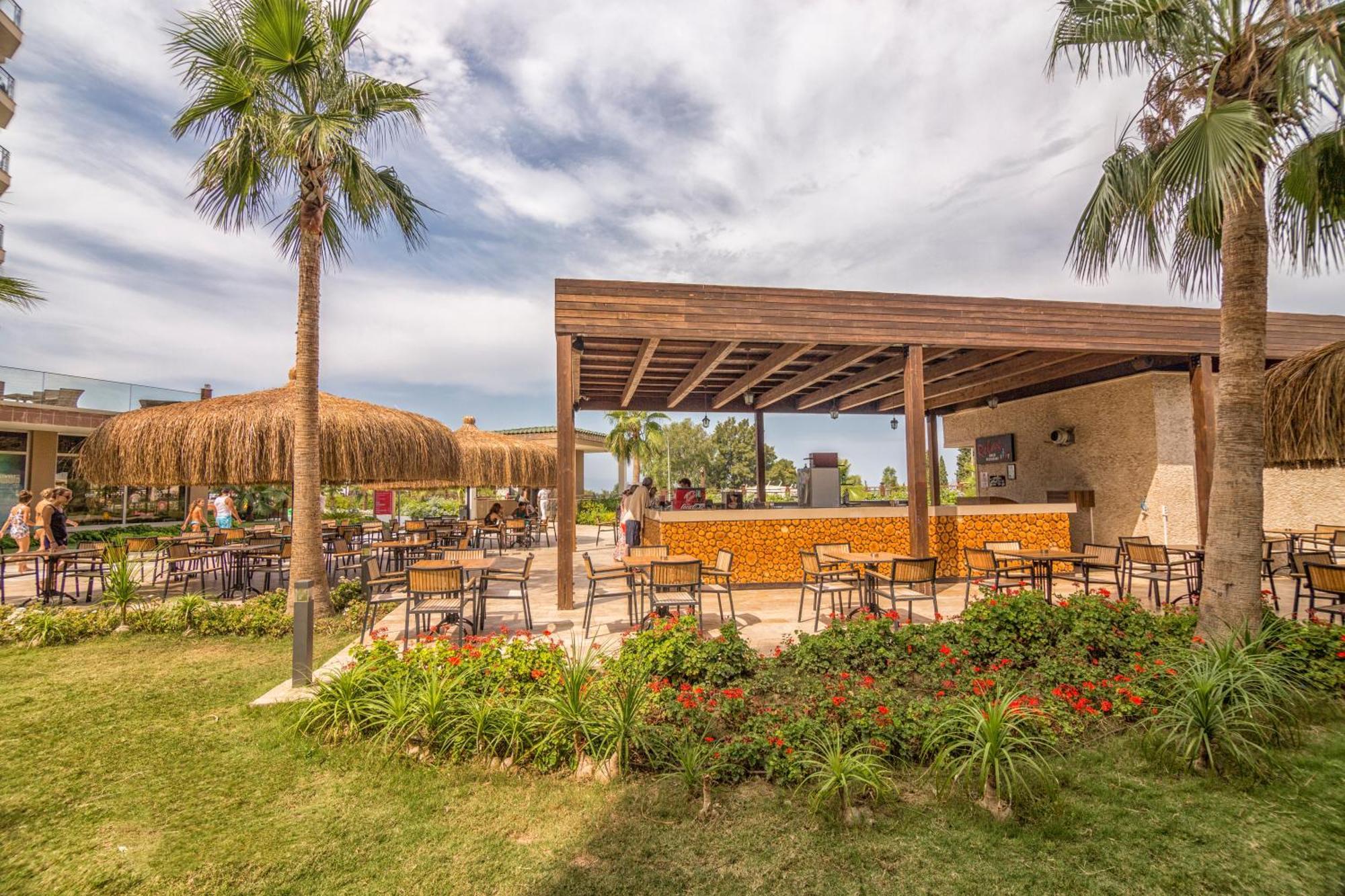 Ramada Resort Kusadasi & Golf Exterior foto The beach bar at the resort