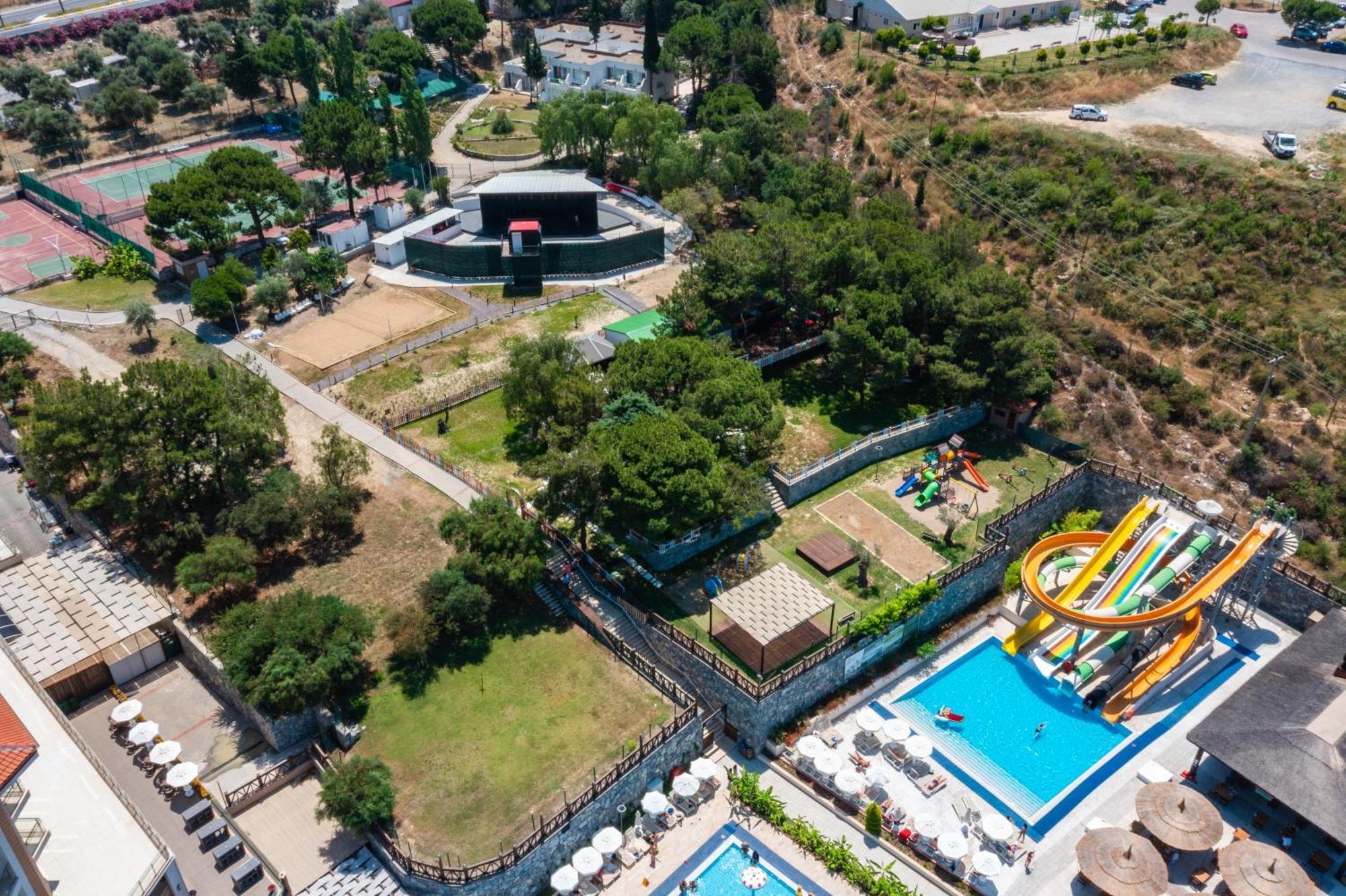 Ramada Resort Kusadasi & Golf Exterior foto Aerial view of the park