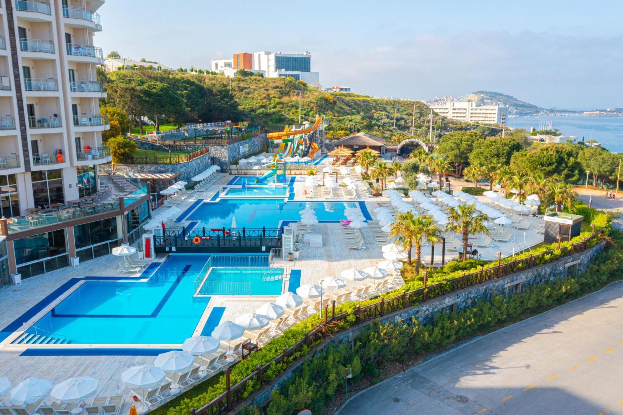 Ramada Resort Kusadasi & Golf Exterior foto A view of the hotel
