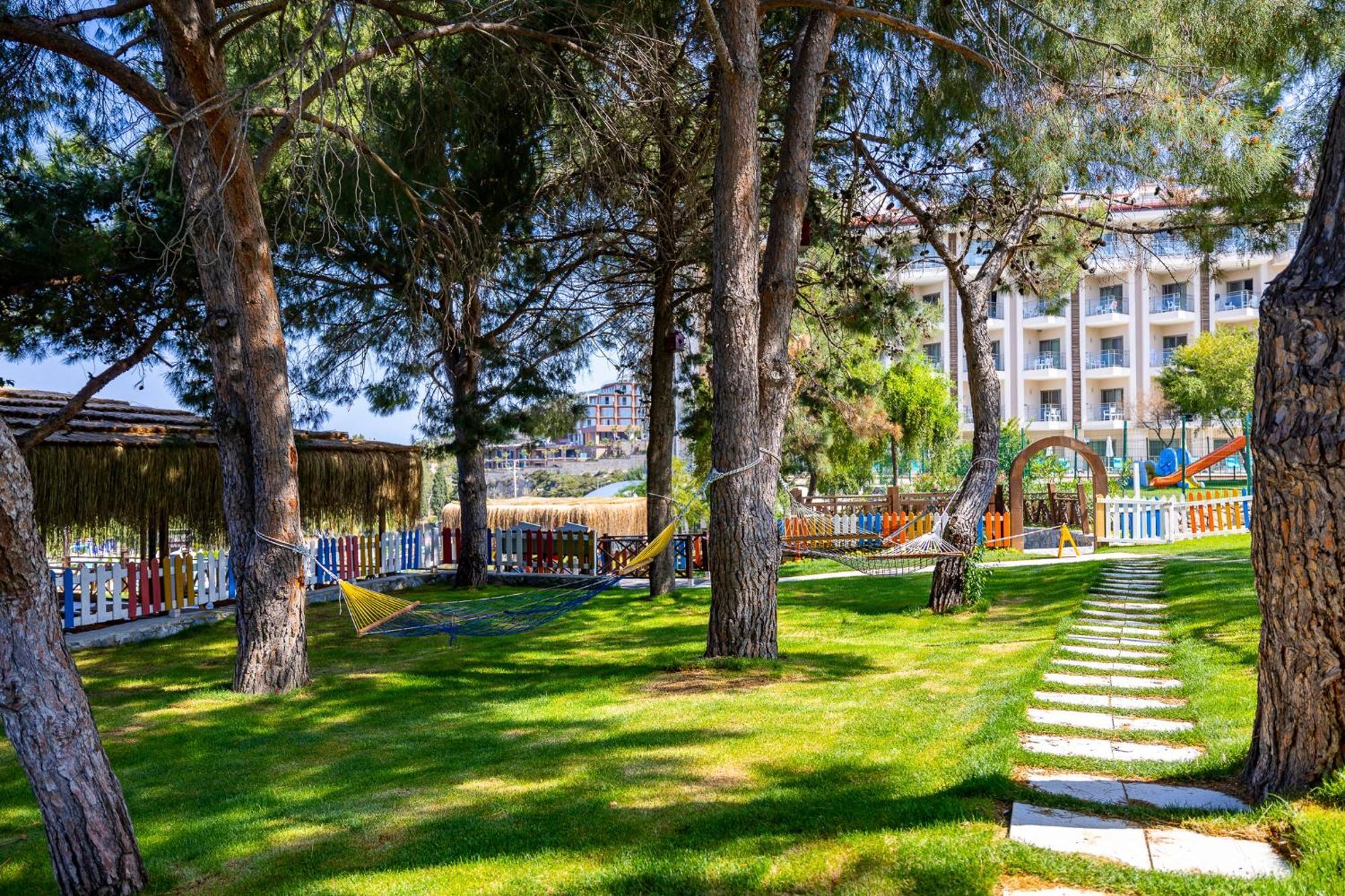 Ramada Resort Kusadasi & Golf Exterior foto The park