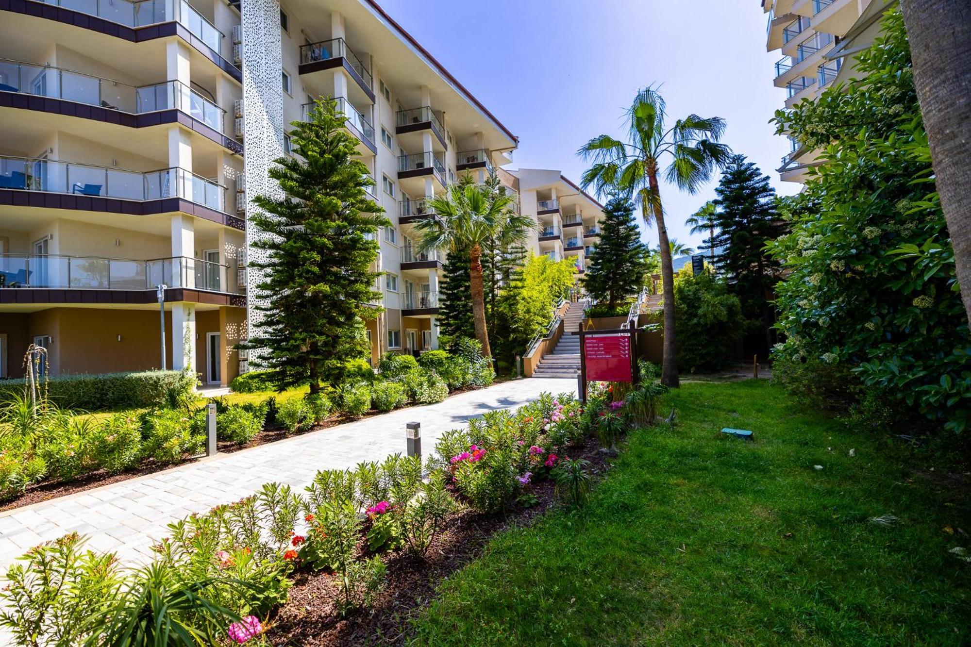 Ramada Resort Kusadasi & Golf Exterior foto Residential complex in Antalya