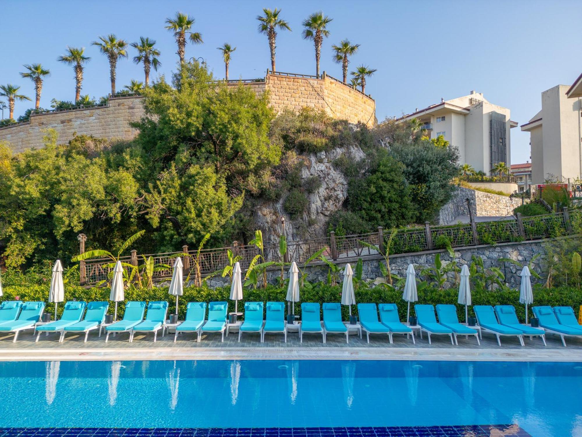 Ramada Resort Kusadasi & Golf Exterior foto A view of the hotel