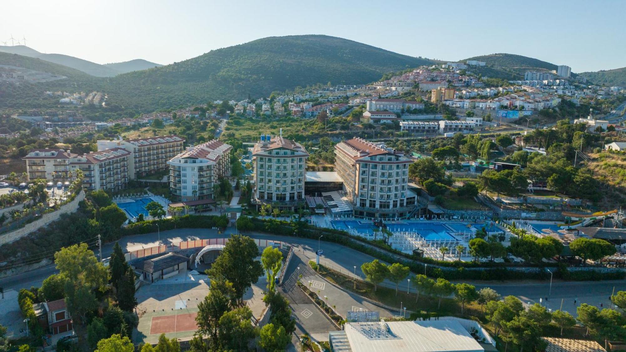 Ramada Resort Kusadasi & Golf Exterior foto Aerial view of the complex