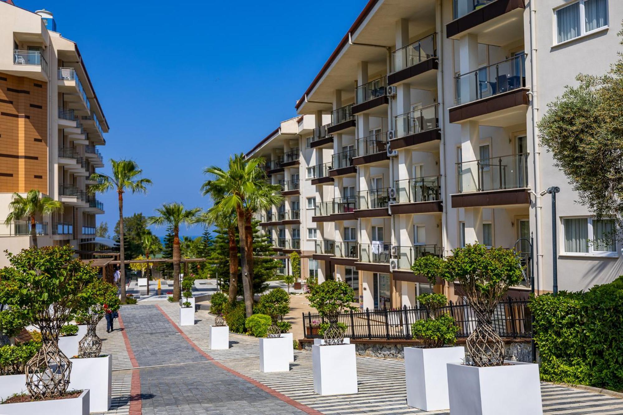 Ramada Resort Kusadasi & Golf Exterior foto Residential complex in Antalya