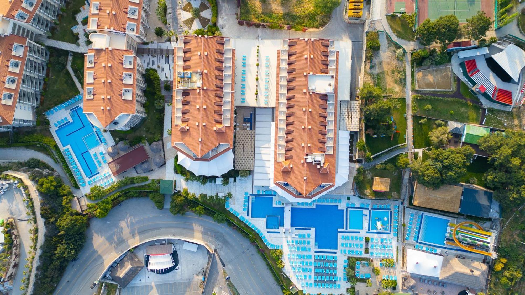 Ramada Resort Kusadasi & Golf Exterior foto Aerial view of the hotel