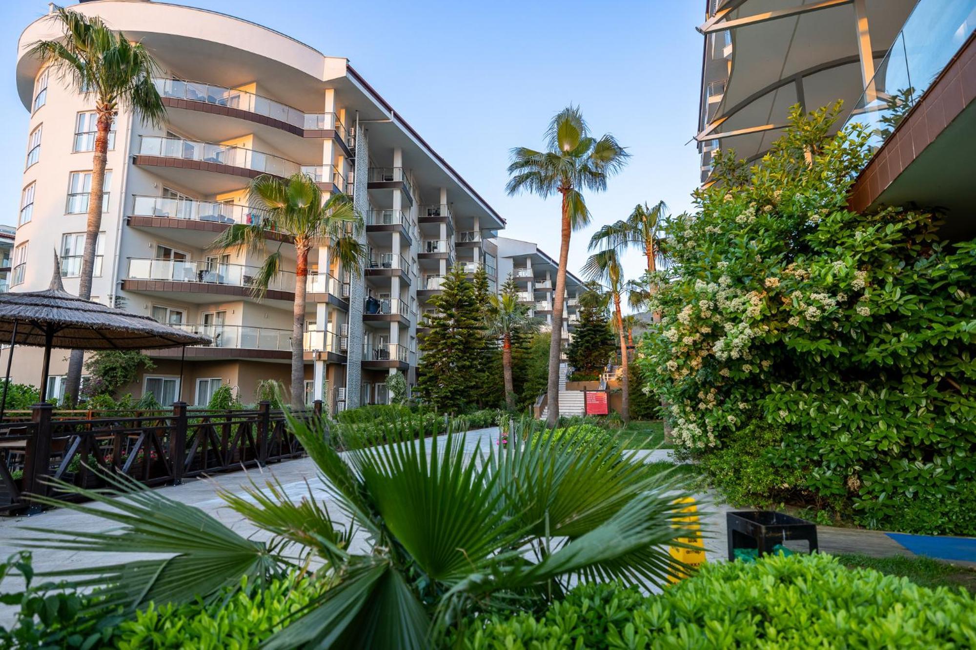 Ramada Resort Kusadasi & Golf Exterior foto The complex of the hotel