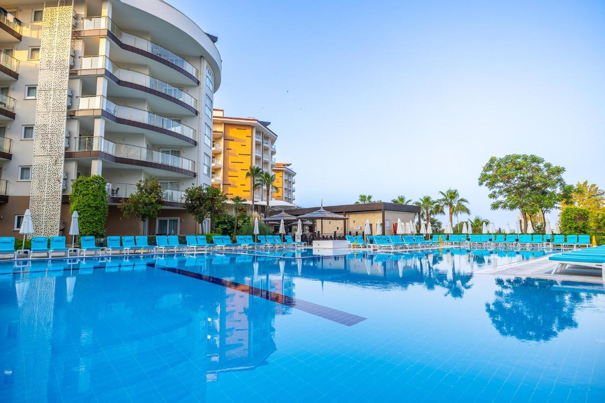Ramada Resort Kusadasi & Golf Exterior foto