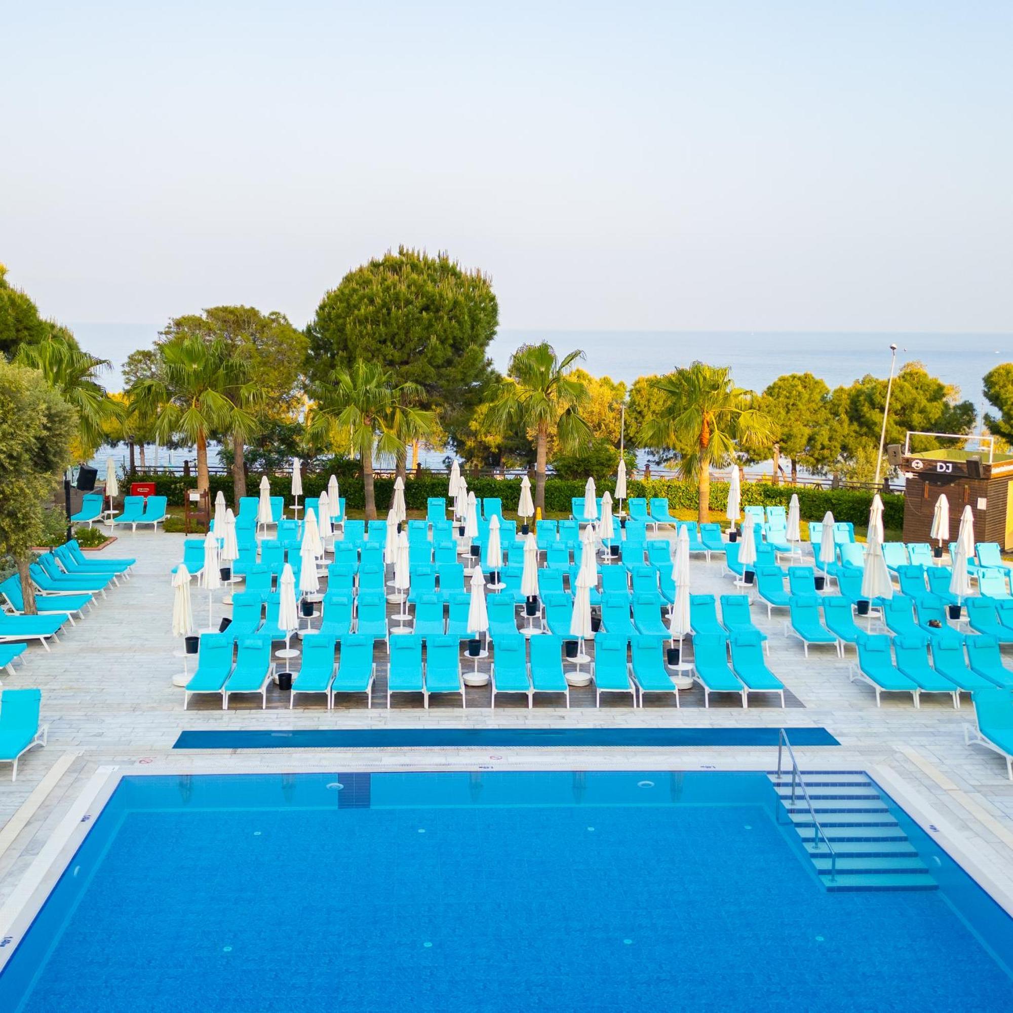 Ramada Resort Kusadasi & Golf Exterior foto The beach at the hotel