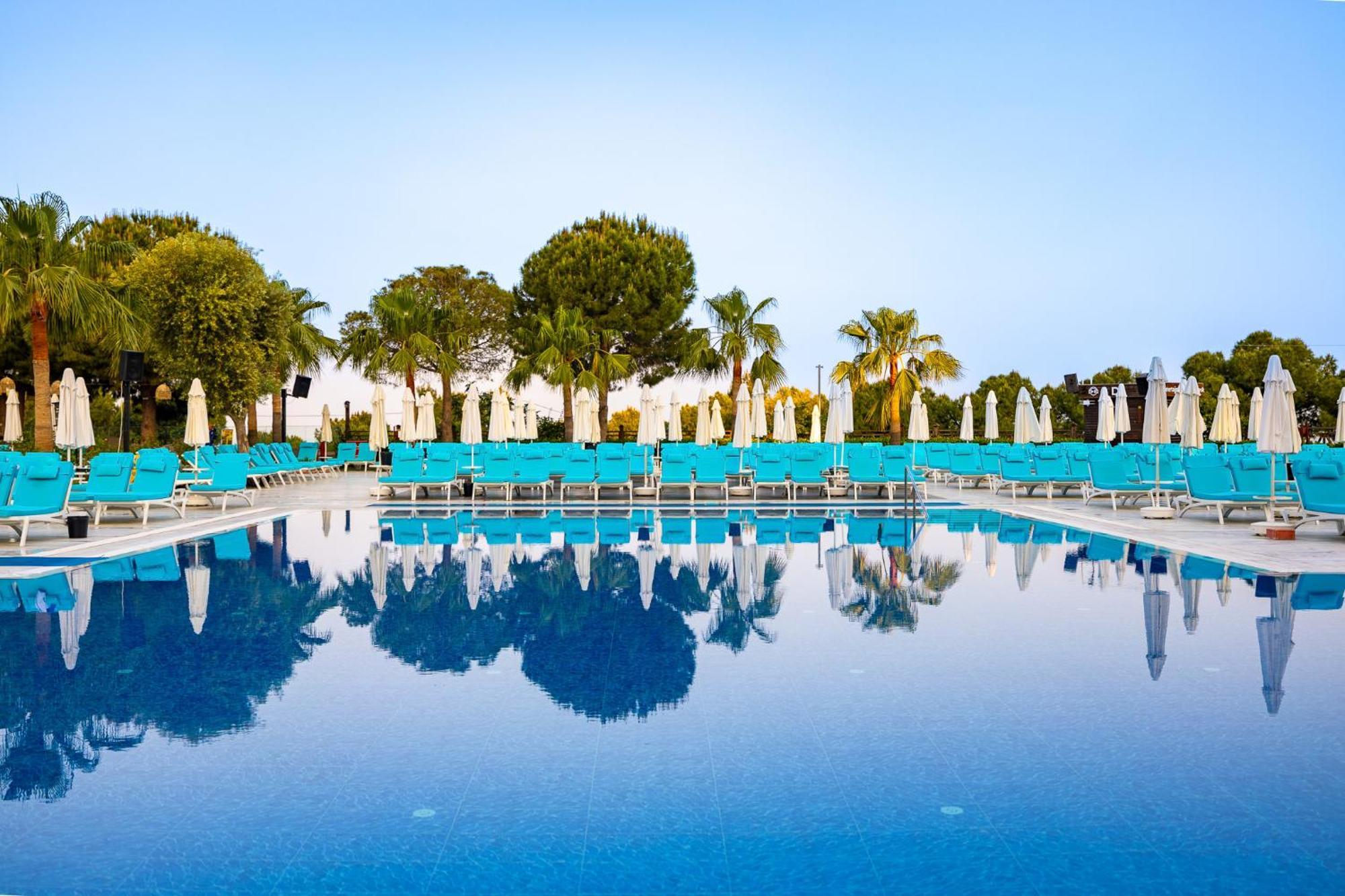 Ramada Resort Kusadasi & Golf Exterior foto Pool at the hotel