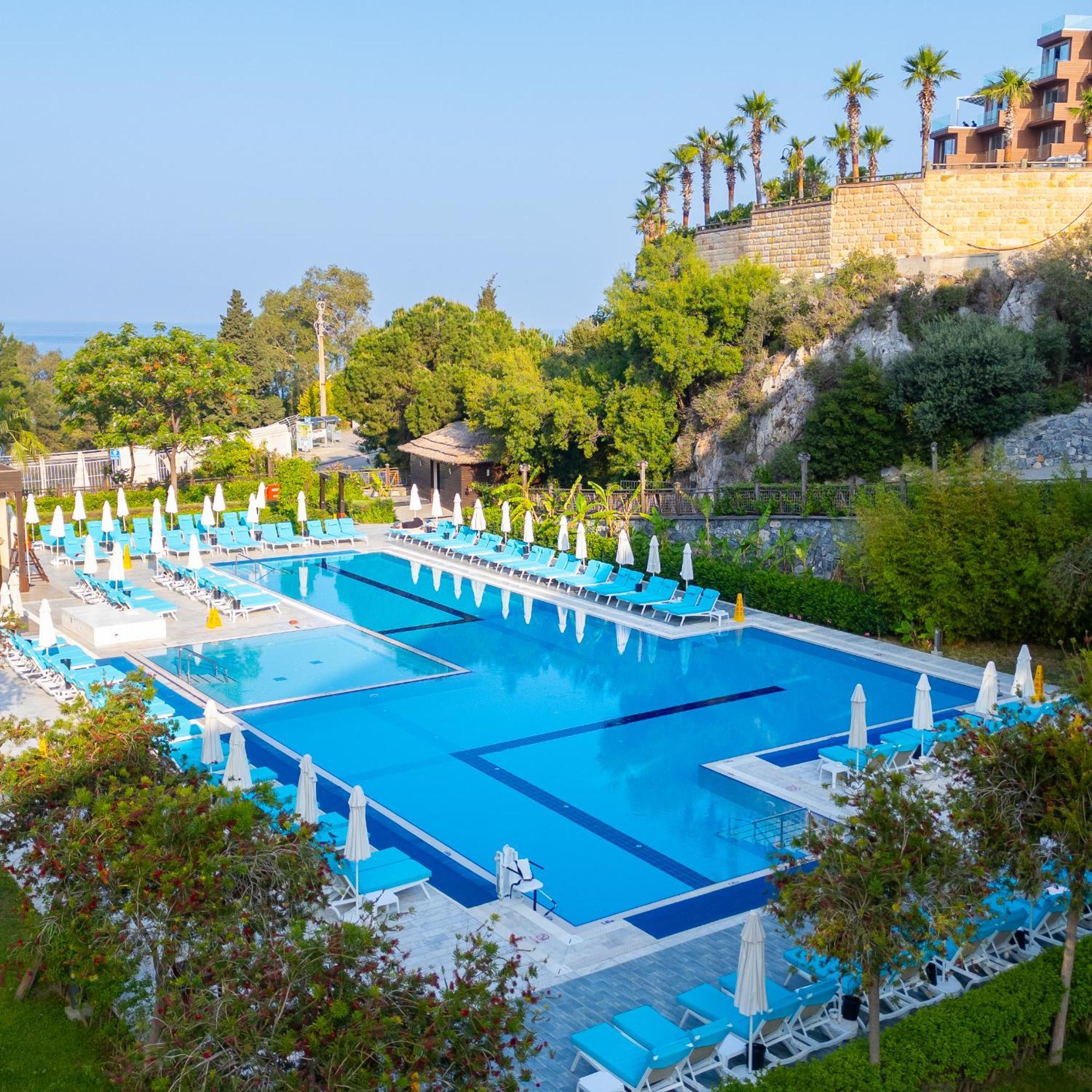 Ramada Resort Kusadasi & Golf Exterior foto A swimming pool