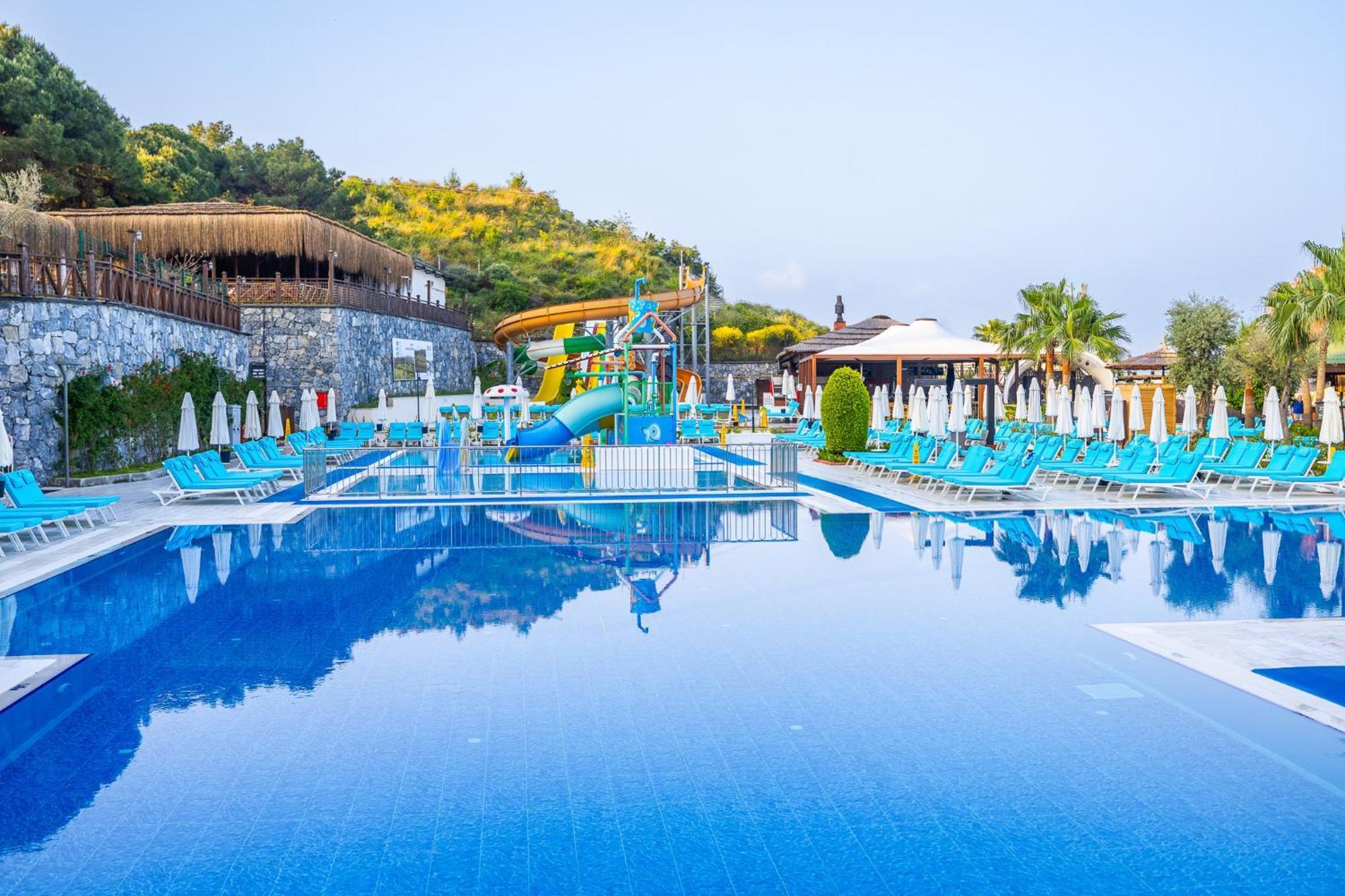 Ramada Resort Kusadasi & Golf Exterior foto