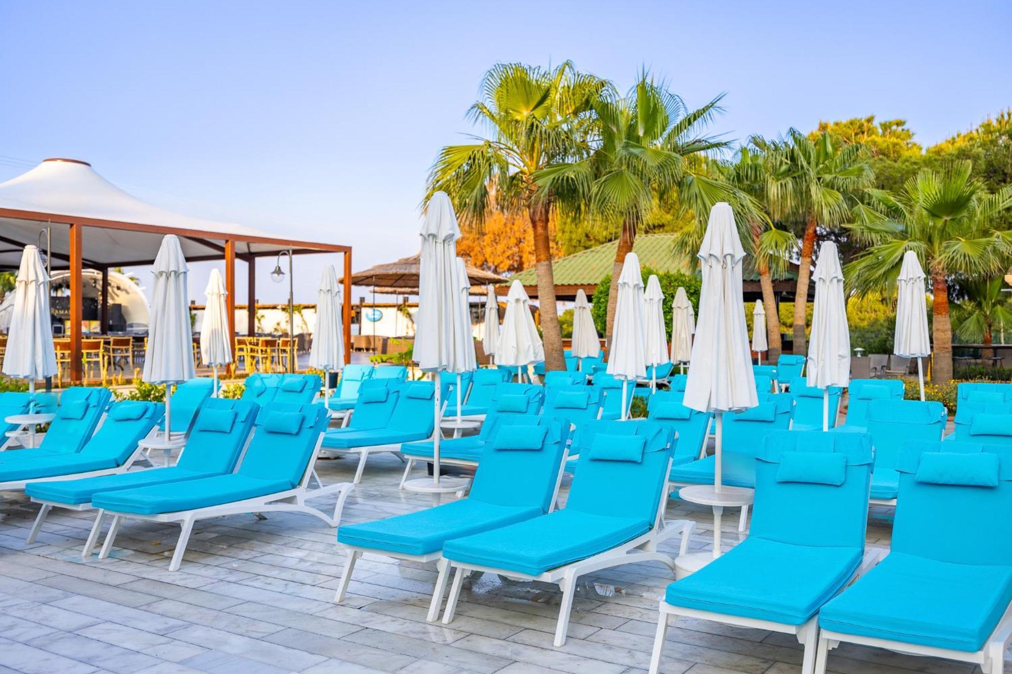 Ramada Resort Kusadasi & Golf Exterior foto Sunloungers at a resort in Turkey