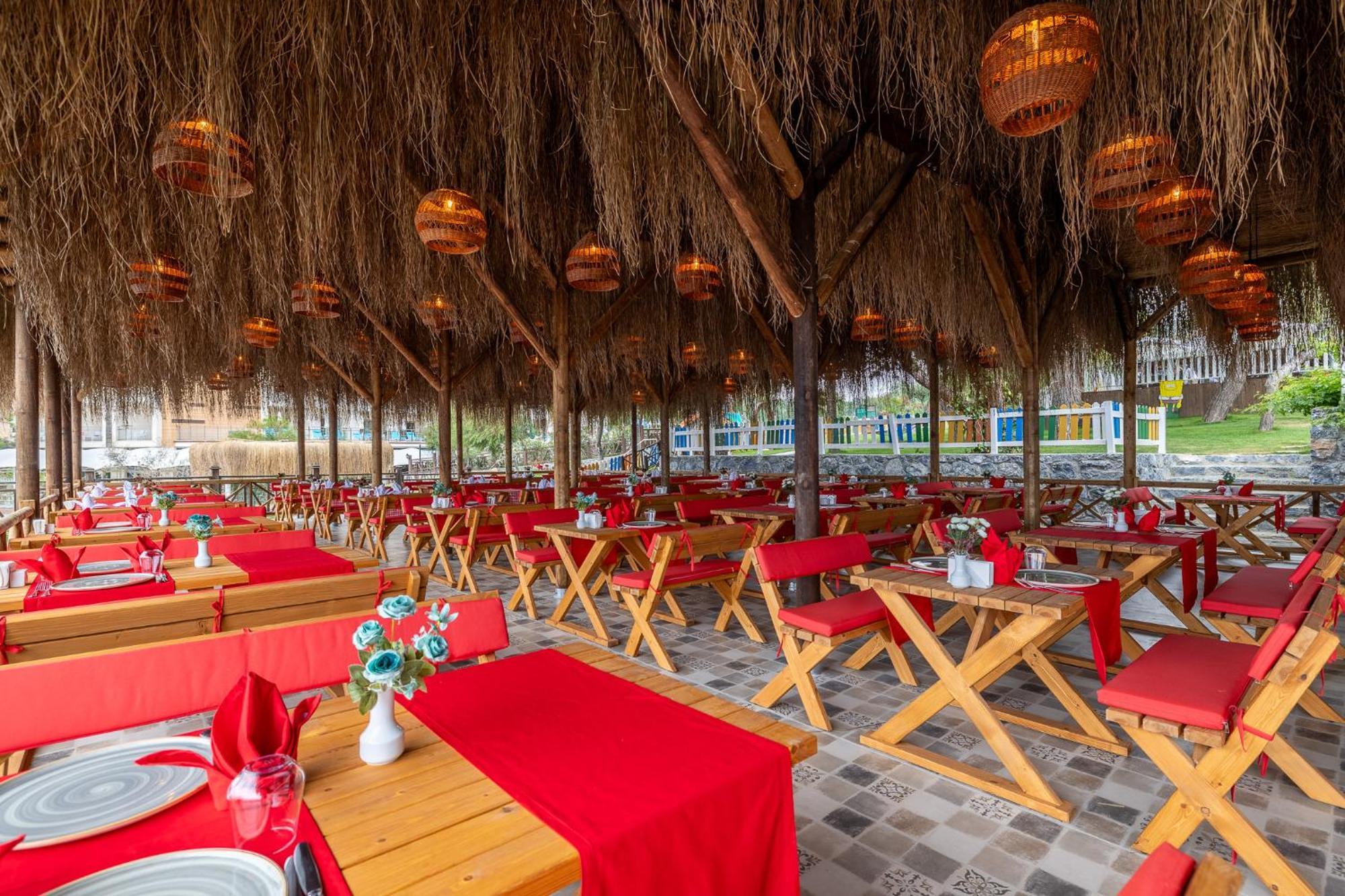 Ramada Resort Kusadasi & Golf Exterior foto Restaurant in the resort