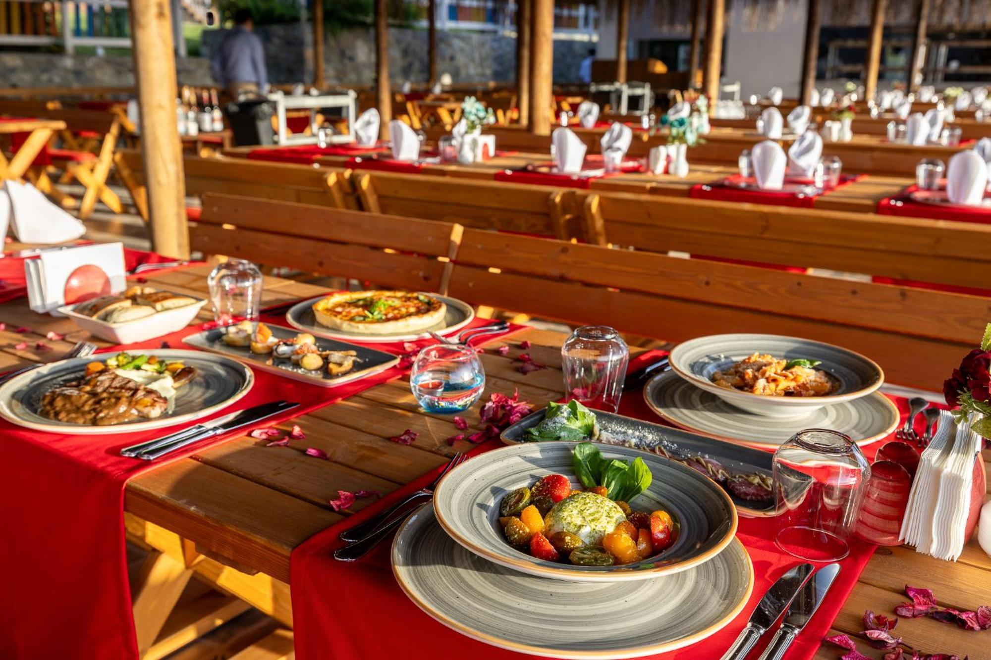 Ramada Resort Kusadasi & Golf Exterior foto A typical dinner at the restaurant