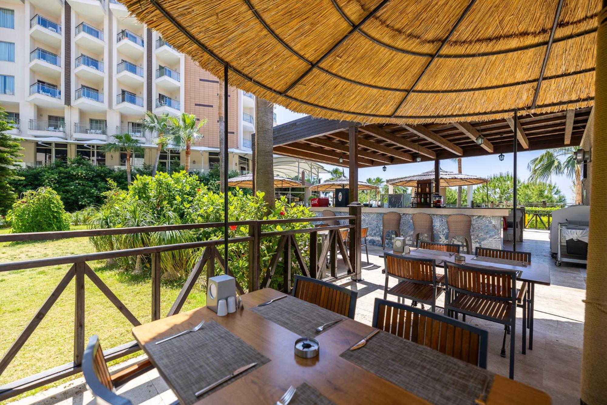Ramada Resort Kusadasi & Golf Exterior foto The restaurant